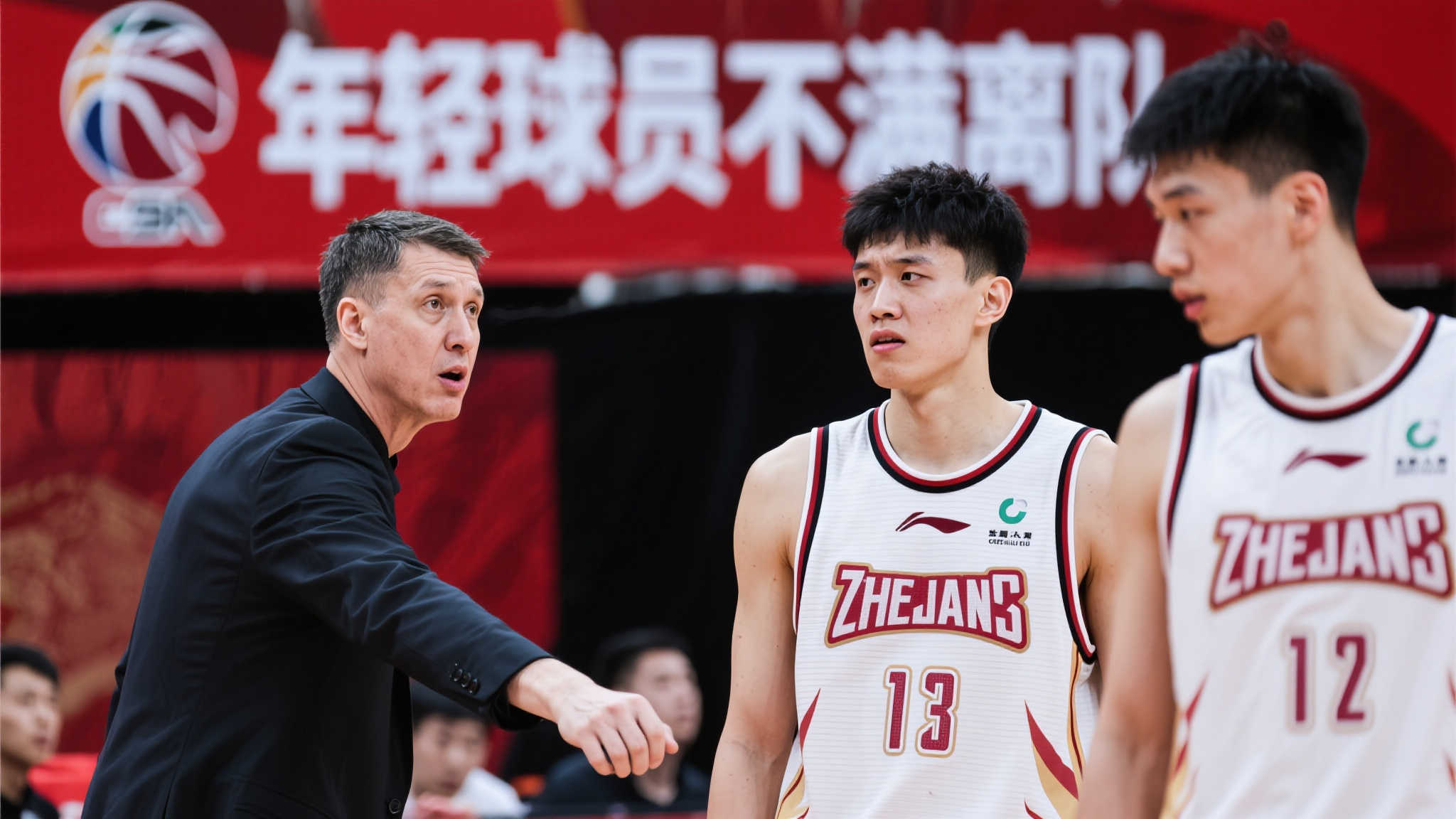 广东男篮休赛期波澜起伏:新星离队风波,杜锋正面回应! 广东男篮休赛期波澜起伏:新星离队风波,杜锋正面回应!